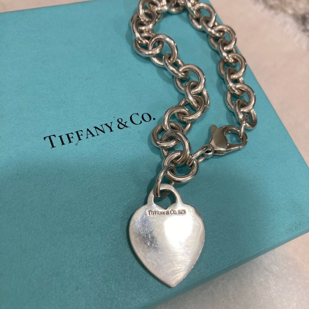 Authenticated Tiffany & Co. thick sterling silver chain bracelet heart charm 🩵